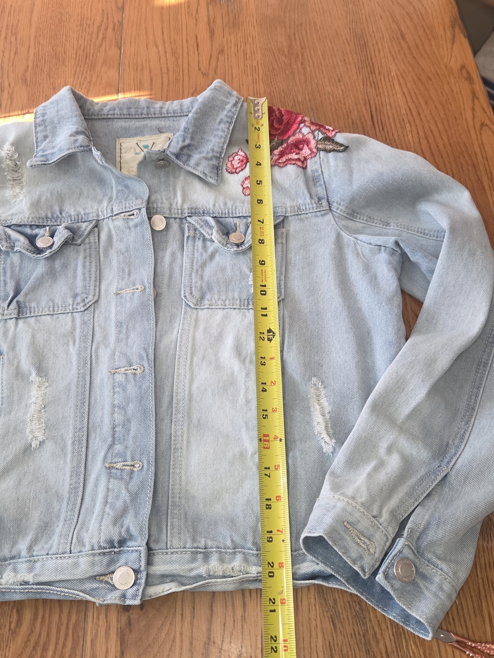 Style Me Light Wash Distressed Denim Jacket w/ Pink Rose Embroidery. Sz L. FFCP